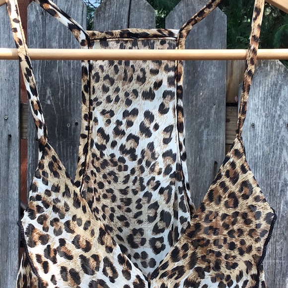 Light & Sheer Ruffle Tank Top - Picture 3 of 10